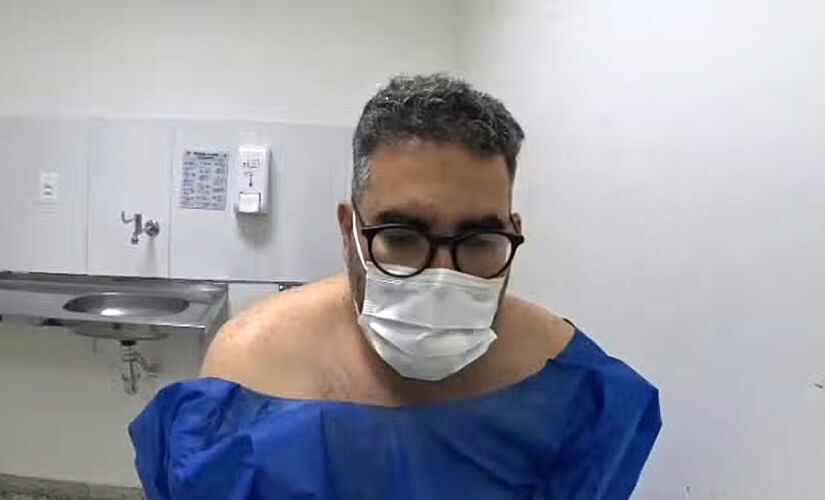 Cinegrafista André Muzell, espancado por criminosos durante cobertura da operação na Vila Aliança, no Rio de Janeiro 