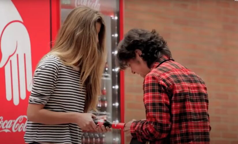 Campanha de Coca-Cola foi batizada como Friendly Twist