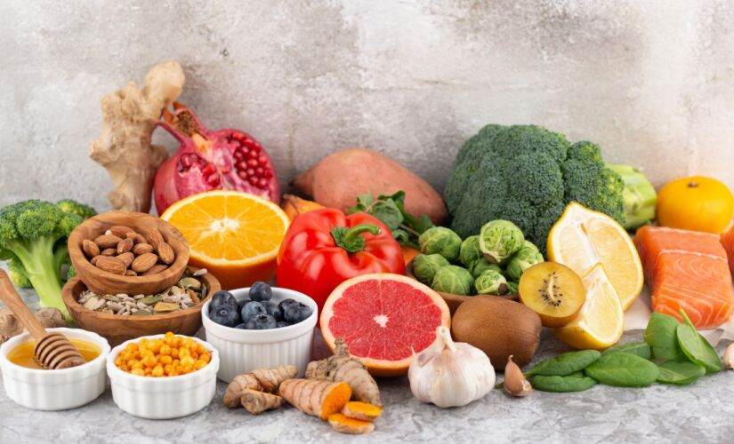 Uma alimentação saudável, incluindo frutas (com moderação) e vegetais, é crucial para a saúde do fígado e pode ajudar pessoas com gordura no fígado.