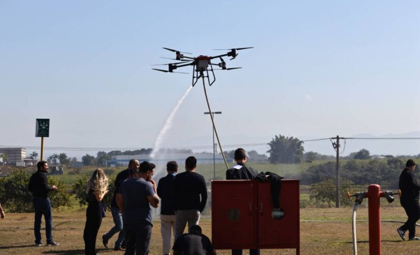 UAVI 100 Bombeiro opera de forma remota e conectada ao caminhão de combate, lançando jatos de água diretamente sobre o fogo