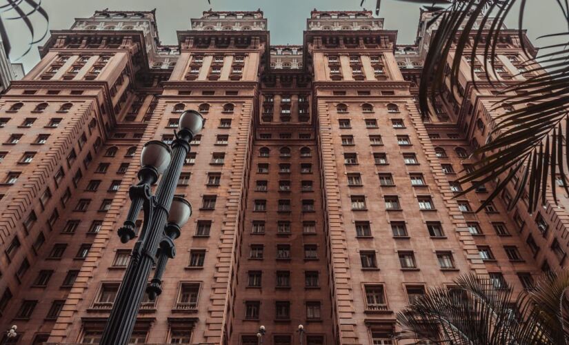 A arquitetura do Martinelli é marcada pelo estilo eclético e por detalhes que revelam a ligação do empresário com o mar.