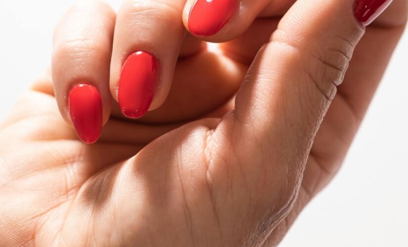Unhas em gel são banidas na Europa por potencial toxicidade reprodutiva