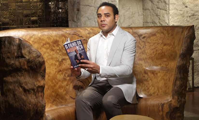 No livro, Gilson Rodrigues relata adversidades e rejeições enfrentadas ao longo da vida