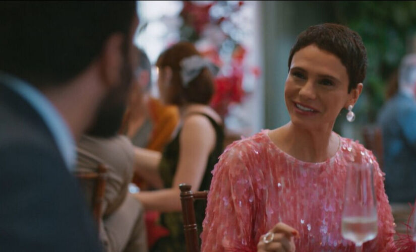 Celina e Olavo têm noite quente em 'Vale Tudo'