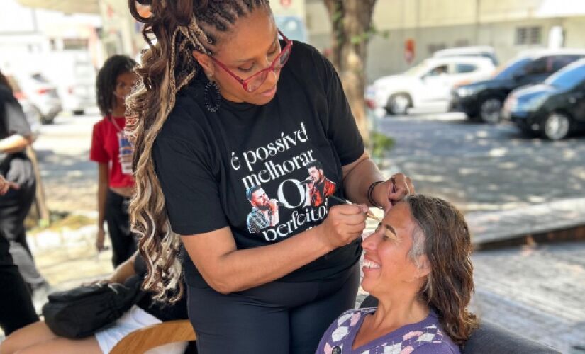 Maquiadores profissionais transformaram a praça em um estúdio a céu aberto