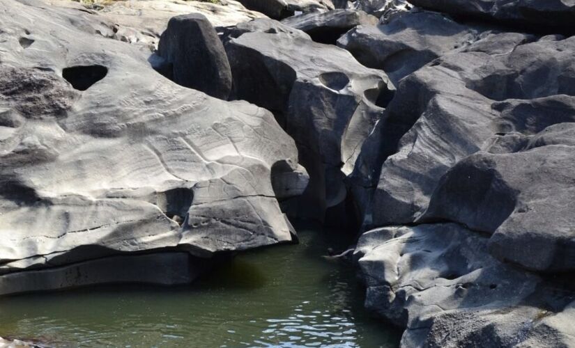 pedras brancas e cinzas que parecem a superfície lunar