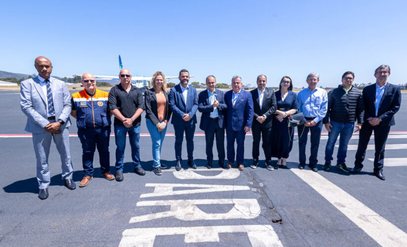 Autoridades durante inauguração de novo terminal em aeroporto de Jundiaí