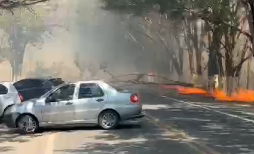 Segundo a Prefeitura de Iperó, as chamas se espalharam pela área próxima à estrada e chegaram a ameaçar residências e propriedades rurais