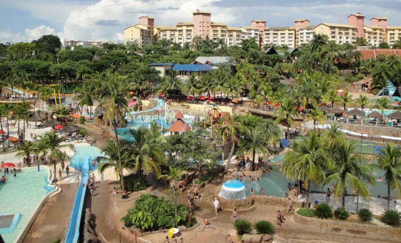 Maior parque aquático da América Latina possui piscinas quentes