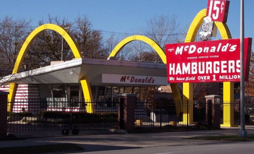 A lógica de fast food foi criada em uma lanchonete pelos irmãos McDonald e depois incorporada aos restaurantes 