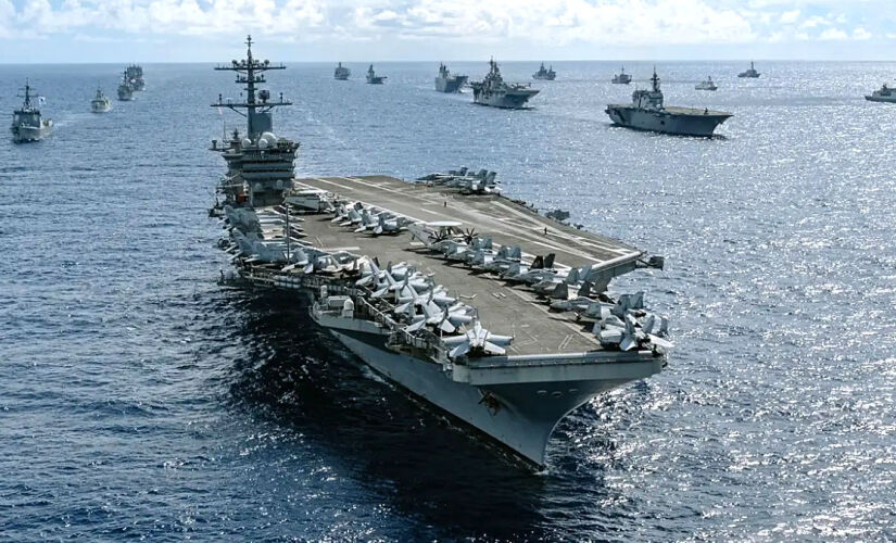 Os navios de guerra viajam para as praias brasileiras