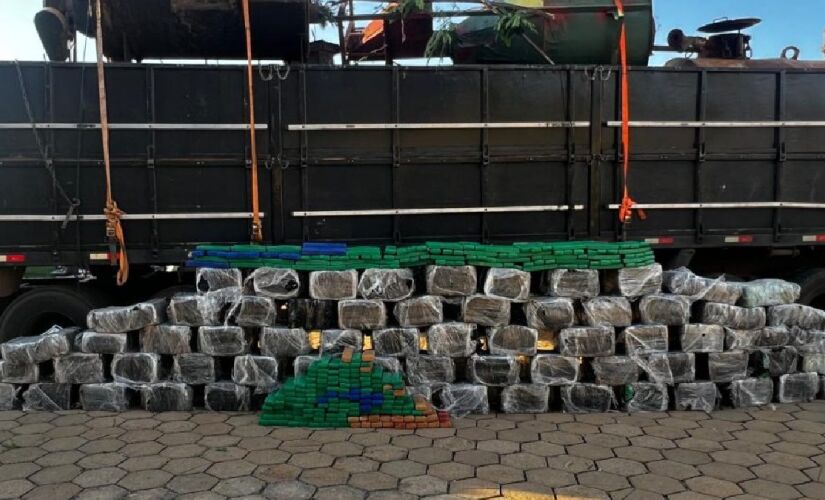 Equipes receberam a informação de que um caminhão transportava a droga e era acompanhado por um carro com placas do Paraguai
