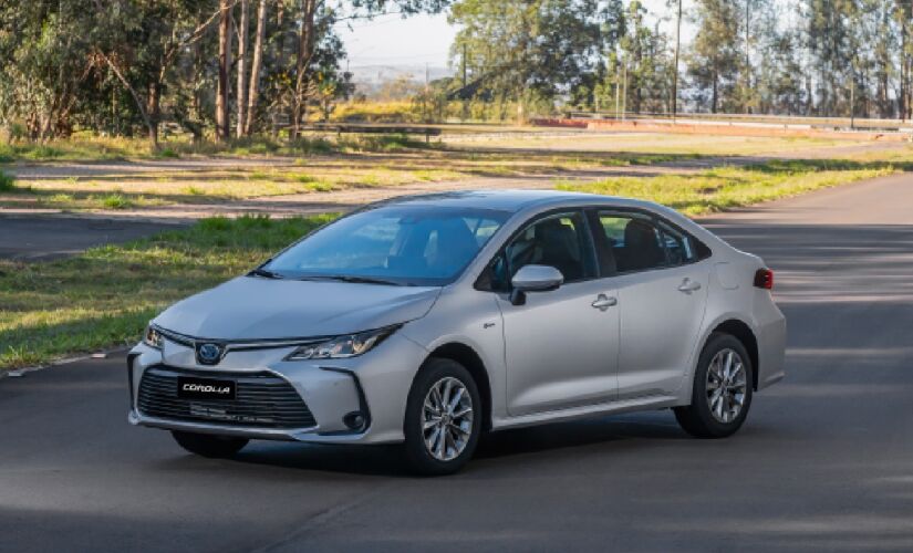 Corolla GLi Hybrid combina linhas fluidas e acabamento premium em todos os ângulos