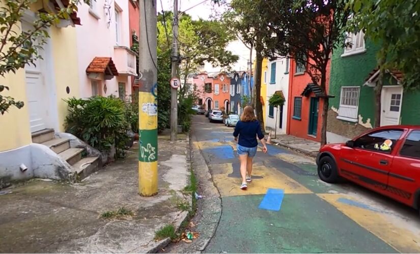 Essa vila chama atenção pela preservação arquitetônica