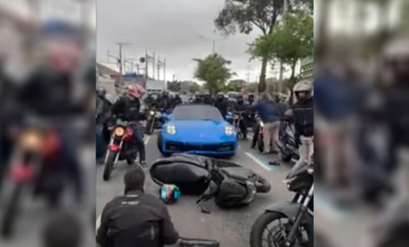 Motociclista ficou gravemente ferido e cantor foi levado ao 27&ordm; Distrito Policial