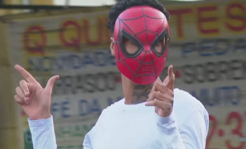 Oruam deixa Penitenciária de Bangu vestindo máscara do Homem Aranha