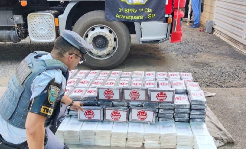Durante a abordagem, foram encontrados 453 tabletes de cocaína no fundo falso do veículo