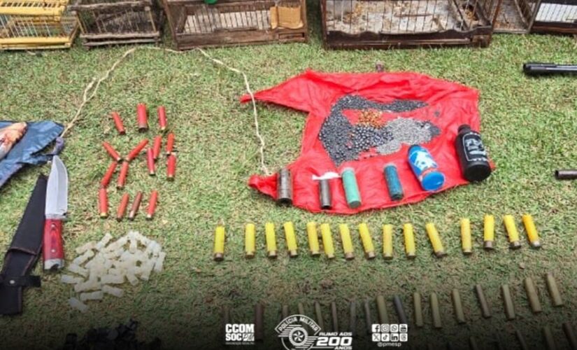 Durante a operação, equipes encontraram espingardas, carabina, luneta, cartucheiras, dezenas de cartuchos intactos e deflagrados, além de facas, rede e outros instrumentos usados para caça ilegal
