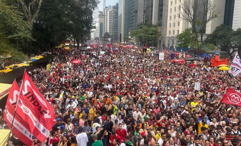 Manifestantes fizeram um ato contra a PEC da Blindagem e a PL da Anistia