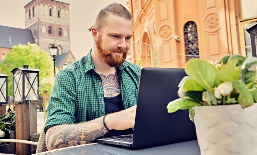 Com altos níveis de produtividade, o país europeu prova que jornadas mais curtas podem ser compatíveis com inovação e competitividade.