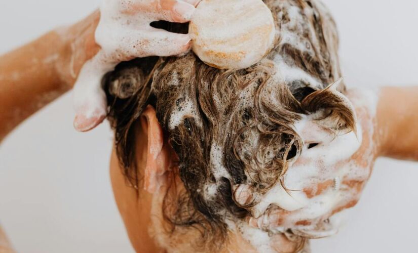 Chuveiros abertos, ou walk-in showers, deixam para trás os boxes de vidro tradicionais e prometem transformar o conceito de banheiro em 2026