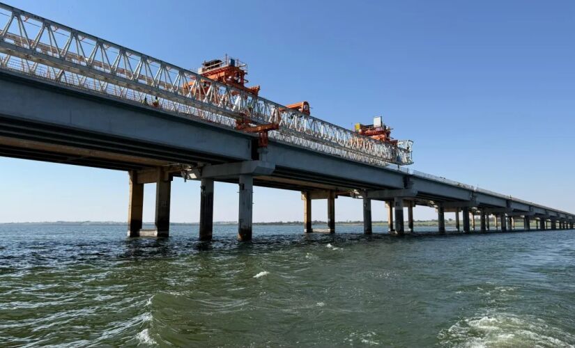 Nova estrutura está sendo erguida sobre o rio Tietê, ao lado da SP-333