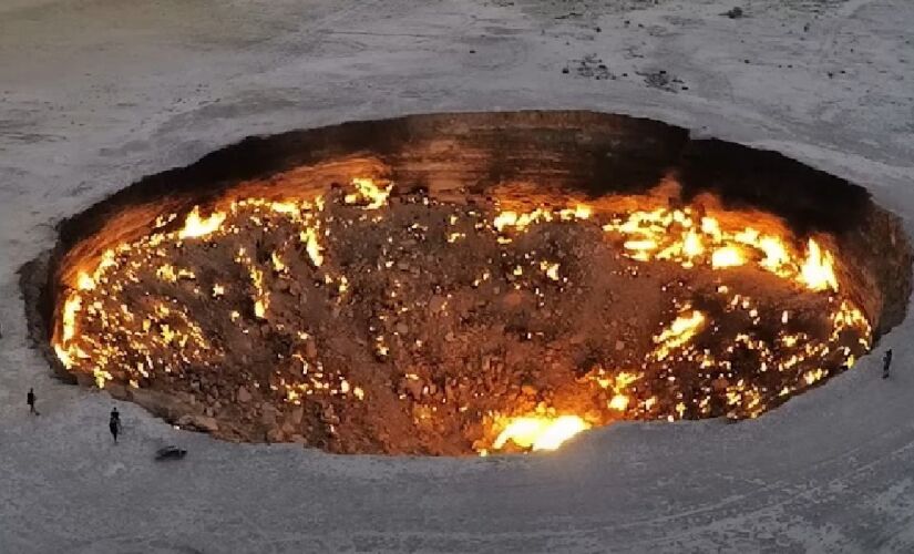 A cratera, conhecida por suas chamas, vêm queimando continuamente desde 1971