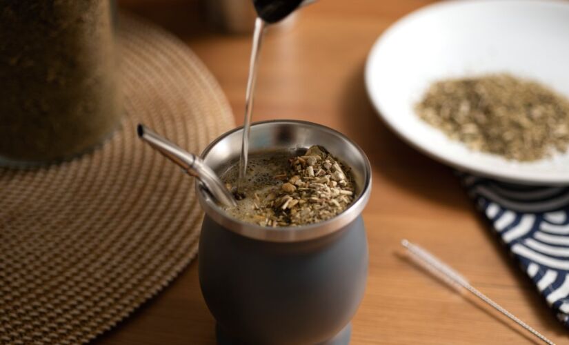 Tradição ganha inovação: coco ralado transforma o mate em uma bebida mais saudável e saborosa