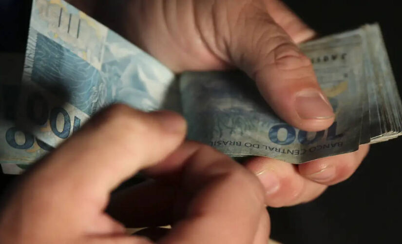 Entenda o rendimento em 12 meses com o CDI de julho/2025 e dicas rápidas para não perder dinheiro.