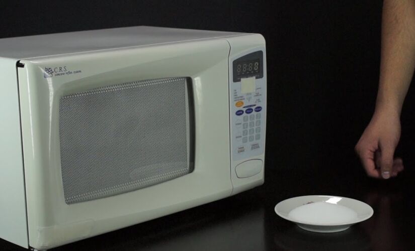 Esse truque pode ajudar a manter limpo seu micro-ondas