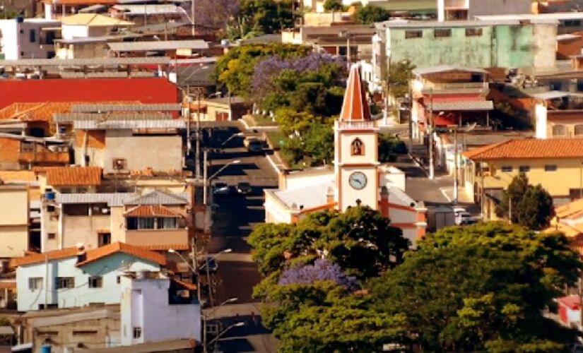 Distante em cerca de 180 quilômetros ao sul da capital mineira, Santa Cruz de Minas possui um alto Índice de Desenvolvimento Humano