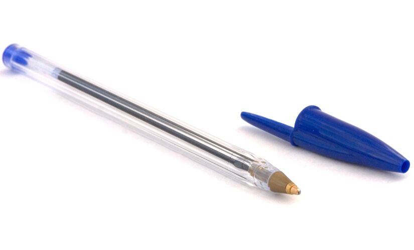 o pequeno furo que muita gente nunca notou não apenas mantém a caneta funcionando bem, como também pode ser decisivo para salvar vidas em situações inesperadas.