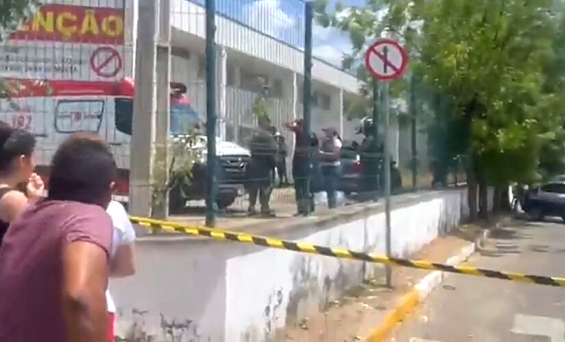 Dois suspeitos chegaram de moto à escola Estadual Luiz Felipe e efetuaram os disparos contra alunos que estavam na calçada e no pátio da escola