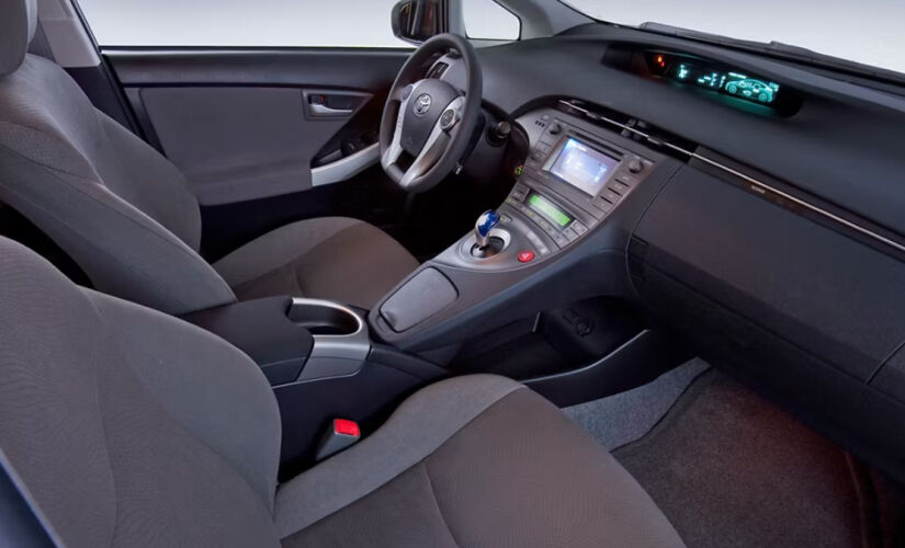 Segundo a tabela FIPE, o Toyota Prius 1.8 16v 5p automático (híbrido), do ano de 2012, está no valor de R$ 48.966