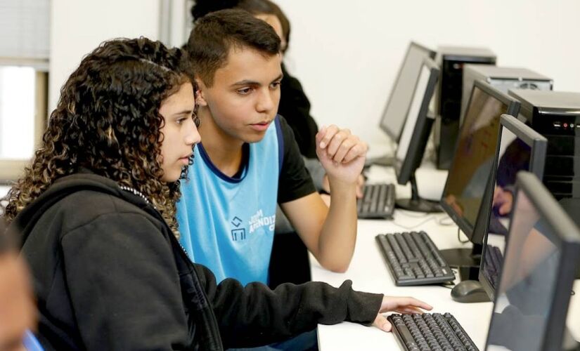 Seleção inclui prova online e benefícios como bolsa-auxílio, auxílio-refeição e transporte