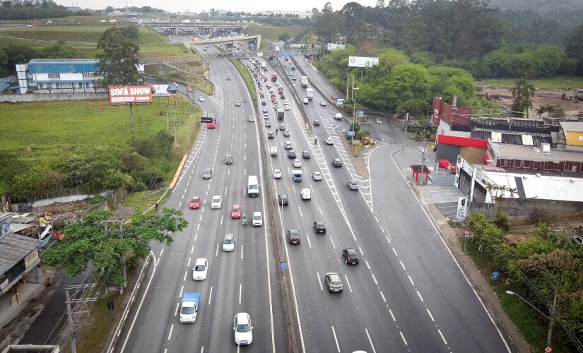 Pórticos eliminam paradas obrigatórias e oferecem descontos para veículos leves