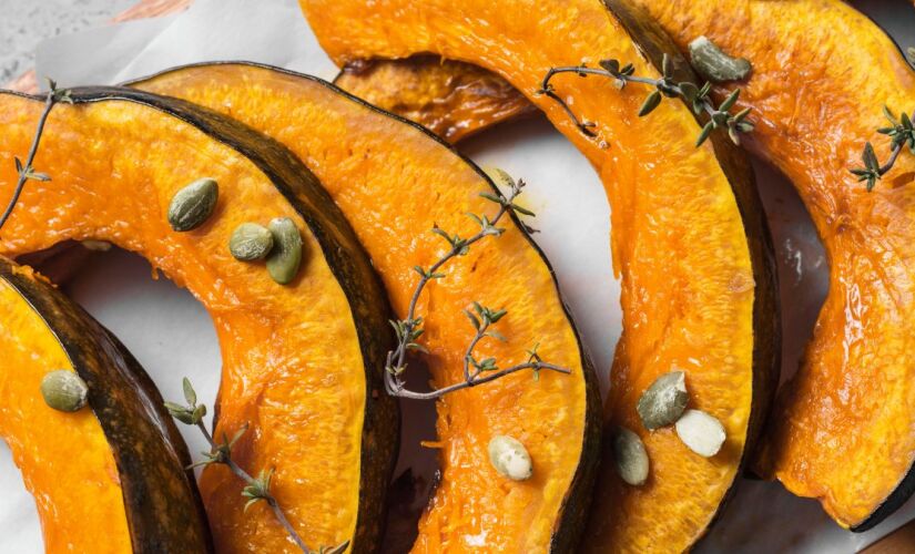 Assada, a abóbora Delicata desenvolve uma textura cremosa e um sabor que lembra nozes