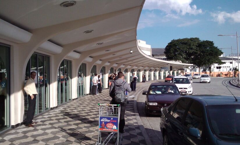 Histórias de tragédias, pista curta e área urbana transformam este aeroporto em um dos mais desafiadores para os pilotos 