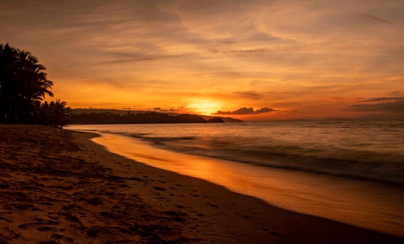A cerca de 20 minutos do centro da cidade, o Farol do Cabo Branco marca o local onde os primeiros raios de sol tocam o Brasil.