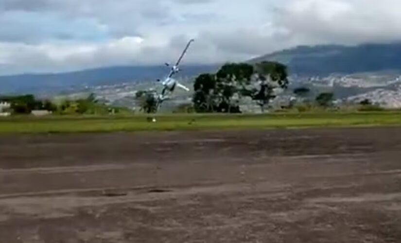 Avião capota, bate no chão e explode na sequência