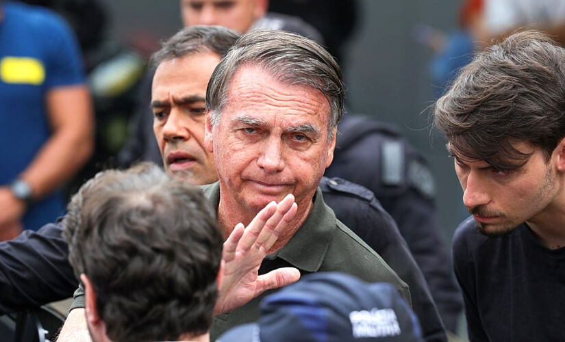 Bolsonaro está em prisão domiciliar por suposta tentativa de obstrução de Justiça e ameaça ao Estado Democrático de Direito