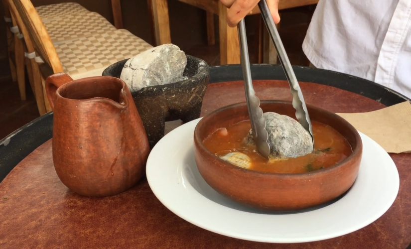 O preparo do caldo envolve técnicas ancestrais de cozimento utilizando apenas fogo e pedras