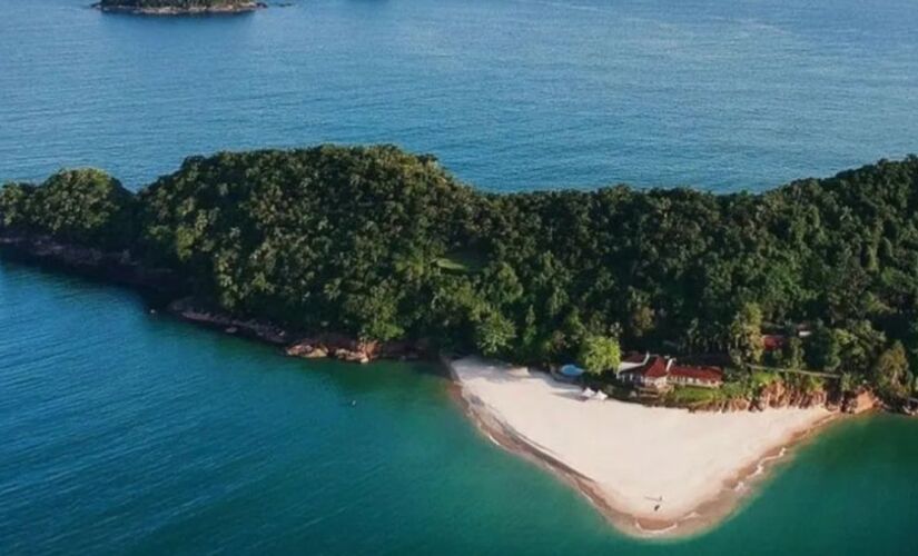 O acesso à Ilha da Almada é feito por barco ou lancha, partindo da praia de mesmo nome, em Ubatuba