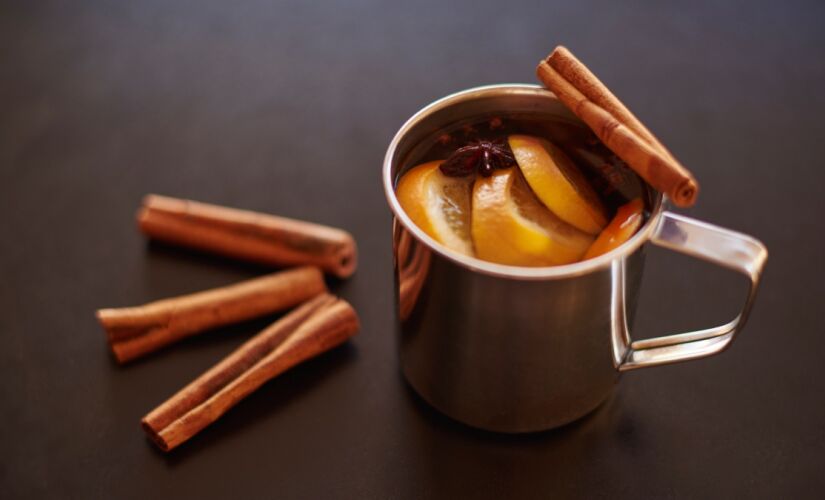 As cascas de tangerina contêm óleos essenciais que liberam um aroma cítrico capaz de eliminar odores indesejados e melhorar o humor.