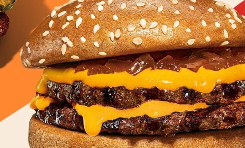 Unidades BK distribuirão o hambúrguer Cheddar Duplo para quem mostrar o boleto