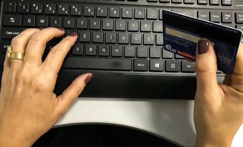 Aprenda a economizar em compras online com um simples programa