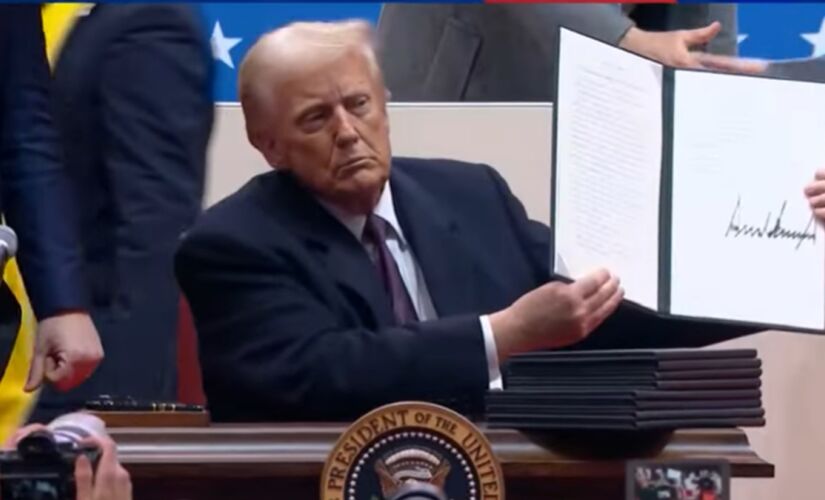 Trump exibe documento em que assina a saída dos Estados Unidos do Acordo de Paris