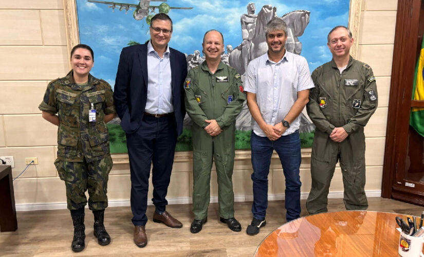 Na foto, tenente Brenda (esq.), Hiram Baroli, major-brigadeiro Pontirolli, Daniel Villaça e coronel Tiago 