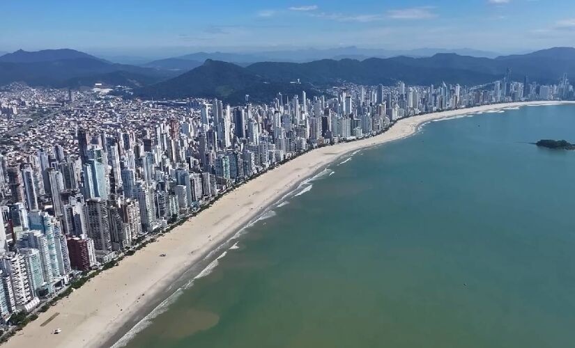 Esse município teve a faixa de areia alargada por conta dos prédios