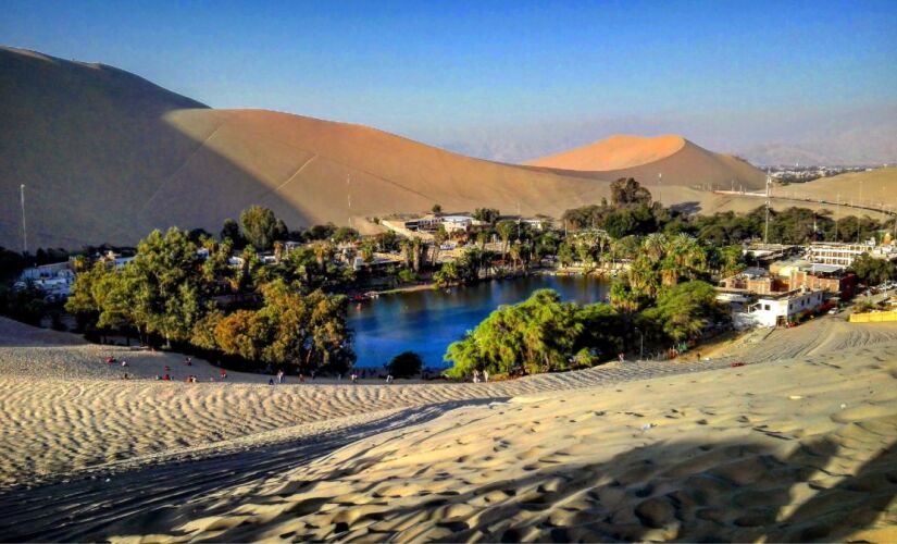 Oásis no meio do deserto peruano atrai viajantes em busca de paisagens únicas, esportes radicais e histórias cheias de misticismo
